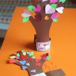 Цветущее дерево из детской ладошки